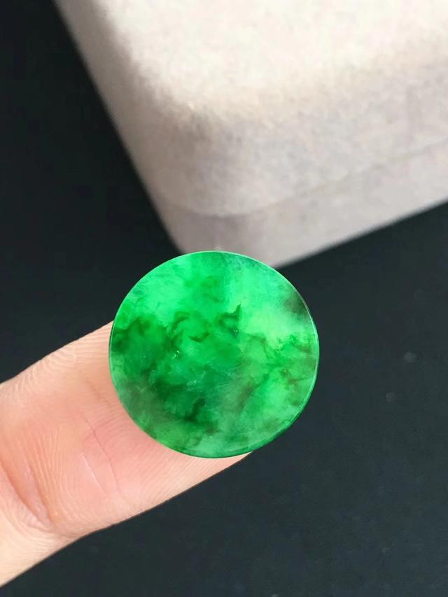 翡翠原石放久了会怎么样,天然A货翡翠佩戴久了绿色会变淡吗？