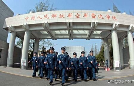 如果认识一个军校的朋友,聊的很投机,但只是普通朋友,现在想换一种关系更好地陪伴他,该准备什么？