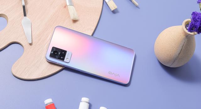 3000元左右的轻薄小手机（像三星S20,iPhone11 pro那样小,那样轻的）,有何推荐？