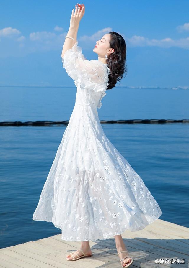白海风:初夏户外拍人像，模特穿白裙子出镜，怎么拍出不同风格人像？