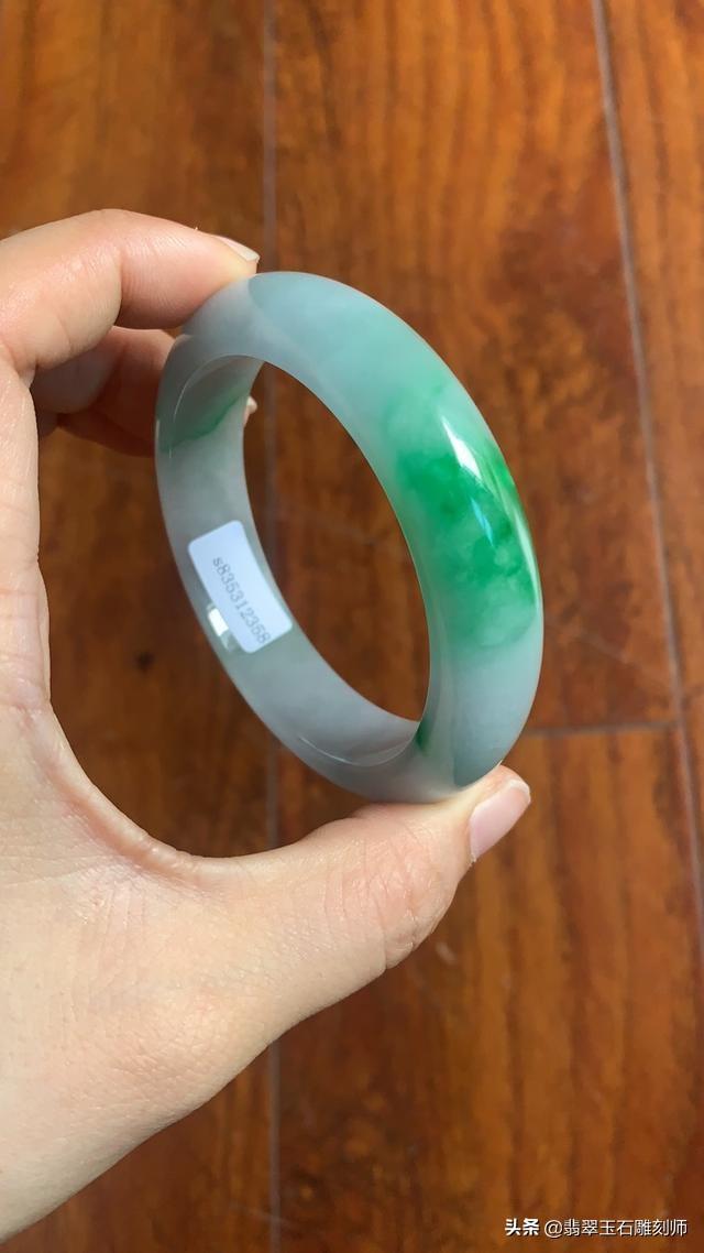 翡翠手镯的颜色有哪些,翡翠手镯的类型及挑选的方法有哪些？