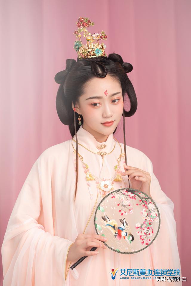 有人知道深圳化妆学校排名的吗？