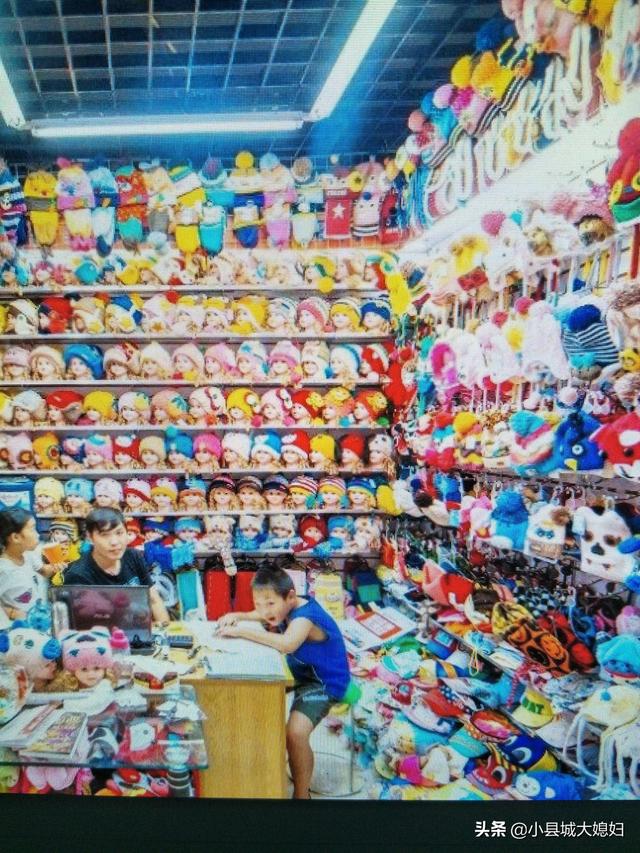 我想在我们县城投资开一个义乌小商品店怎样？