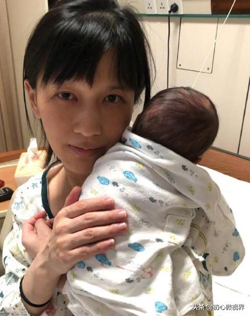 有网友称：Papi酱生娃后孩子还得随父姓,她独立女性的人设是假的,你怎么看？