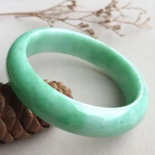 女人戴翡翠手镯的意义,佩戴翡翠的常识有哪些，象征意义是什么？