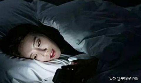 八种东西别放床头,晚上睡觉手机放床头对大脑会有伤害吗？