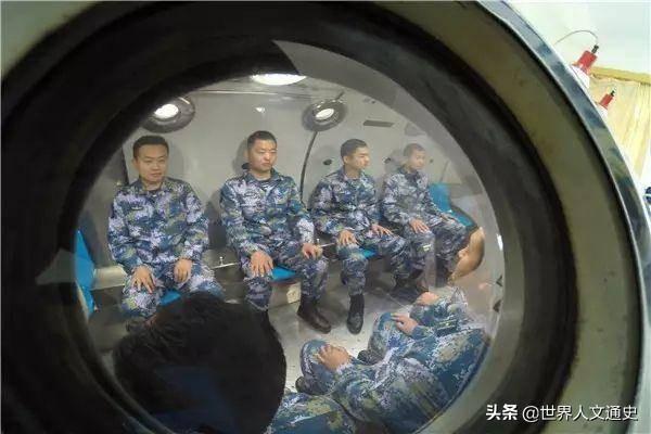 士兵如何做到在潜艇里生活几个月？