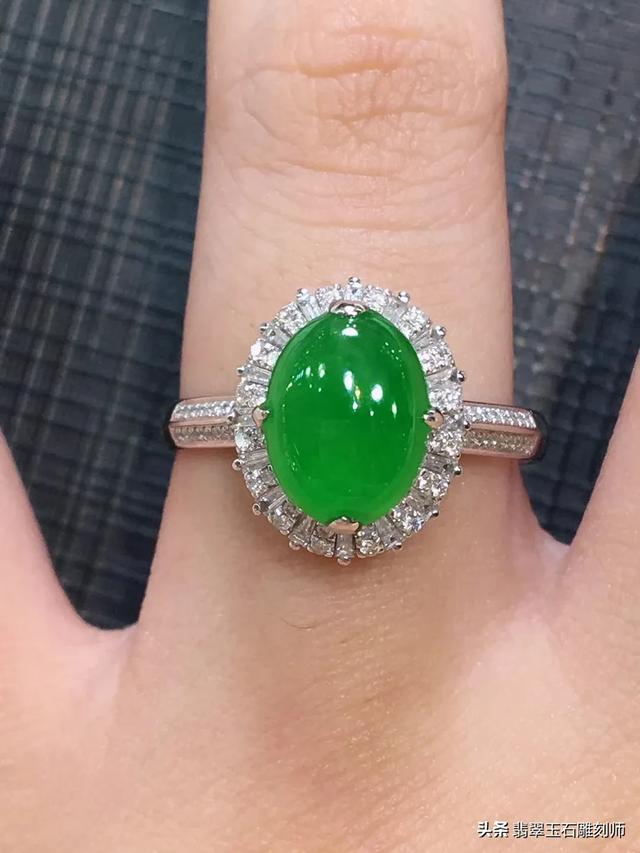 真玉镯断了是什么样的,这个玉镯是断裂纹还是絮？是真的吗？