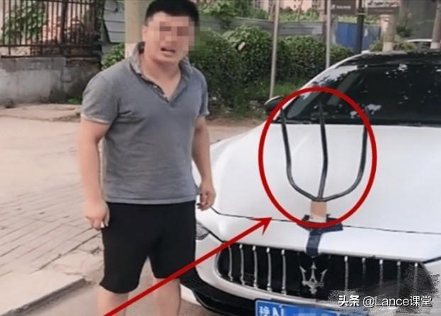 熊孩子掰断玛萨拉蒂车标,父亲粘铁叉赔偿,这是真的,还是炒作？
