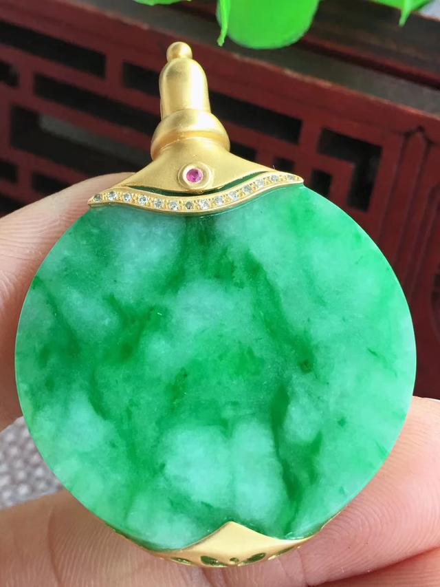 翡翠原石放久了会怎么样,天然A货翡翠佩戴久了绿色会变淡吗？