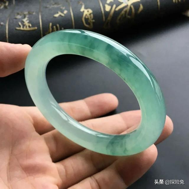 为什么高货手镯都是圆条,不知道这个手镯是真品吗？