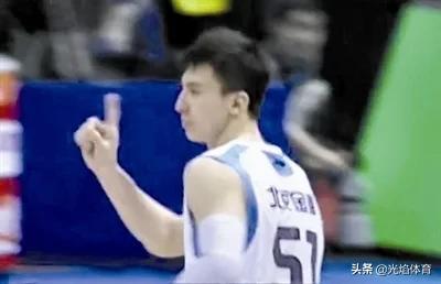 穆托姆博摇手指:当年对麦迪摇手指的吉喆去哪儿了？退役了吗？