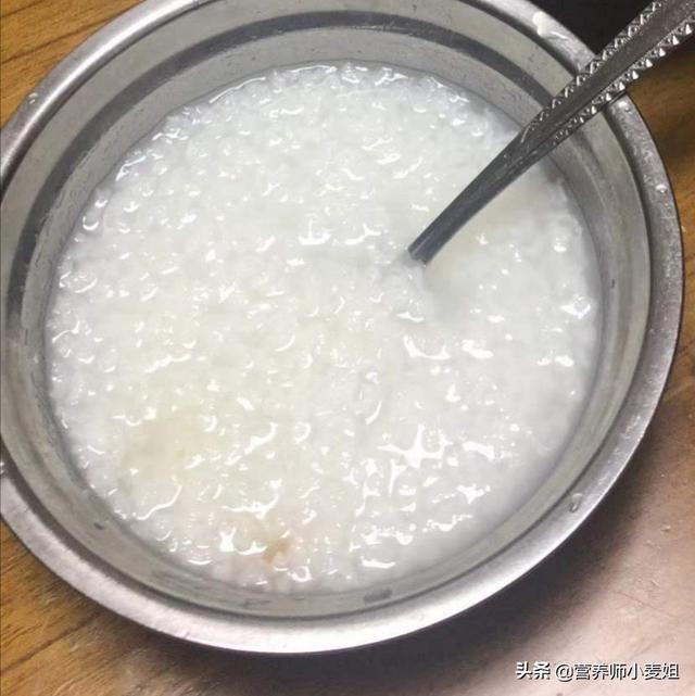现在很多人晚上煮饭吃不完第二天早上放上水熬稀饭吃隔夜饭能这样吃吗