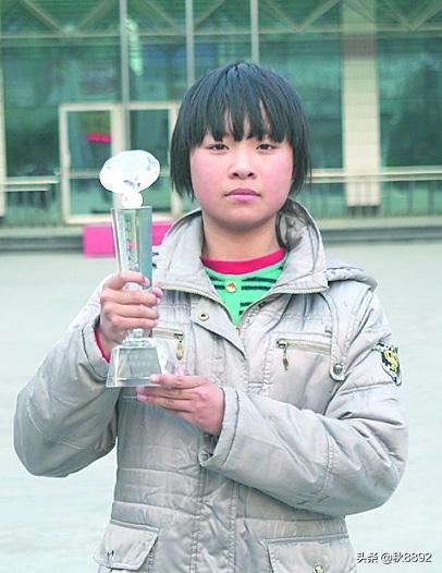 陈艾琳是个富家女:穷教师女儿读大学，同住四人三人是富家女，女儿被鄙视，咋安慰