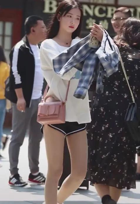 成都小甜甜:“成都小甜甜”张悦漂亮吗？你认为她漂亮在哪里？