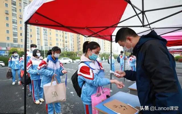 成都市通知小学从4月13延时到5月6号,家里没人带娃的宝妈有何感想？