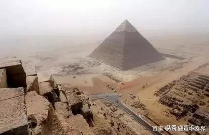 埃及金字塔的神秘之处，金字塔的顶端放置的是什么其有何奥秘