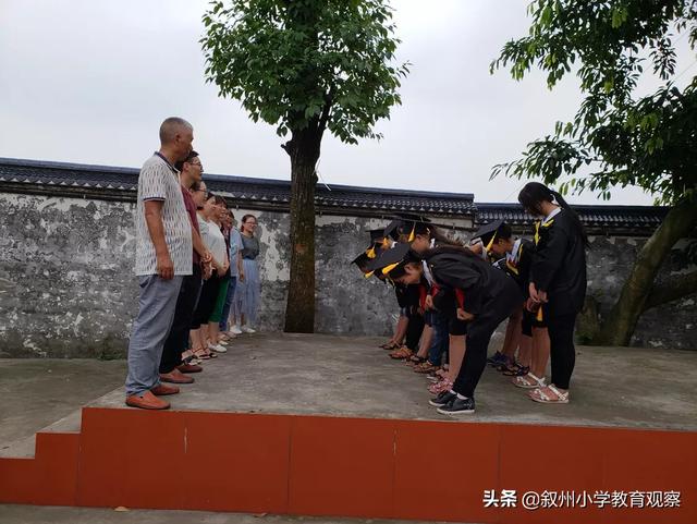 学校组织教师和学生外出,一辆车正好少一个位置,学生起身让给教师,教师该坐下吗？
