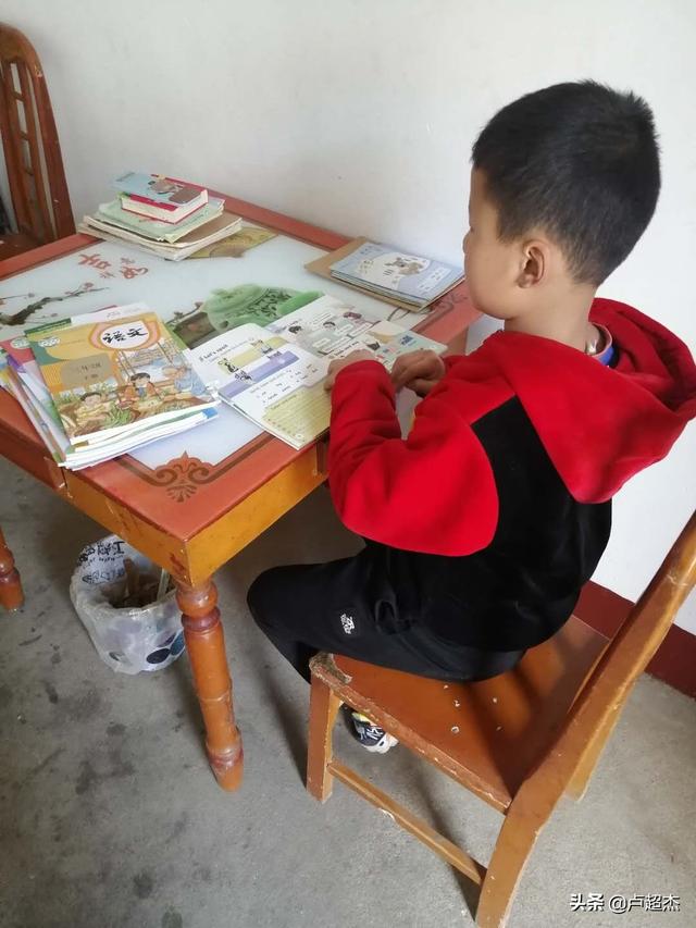 三道眉草鹀大叫视频:陪孩子写作业的时候，家长如何才能不吼不怒？