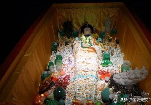 慈禧的尸体等了一年之久才下葬,而出殡的当天臭气熏天,这是史实吗？