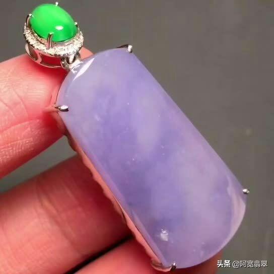 女人戴什么样的玉吊坠好,女孩子应该选择一块什么样的翡翠佩戴呢？