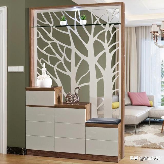 鞋柜放在入户门哪侧好,入户门左右没有墙怎么做鞋柜？