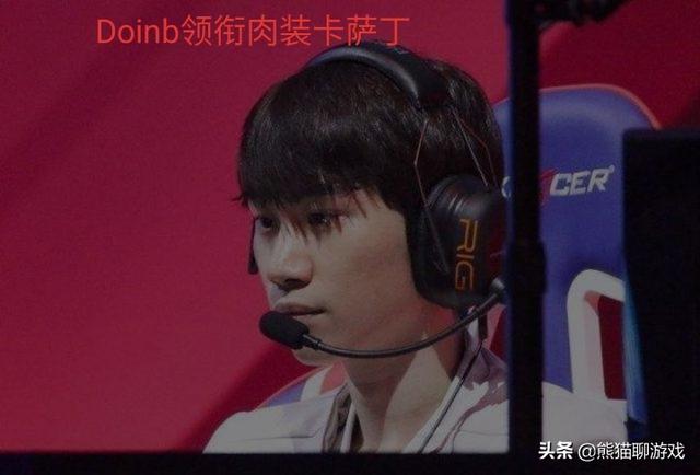 Doinb卡萨丁“复古瑞兹出装”,至尊坦装3000血4000蓝,一R一个ADC,如何操作？