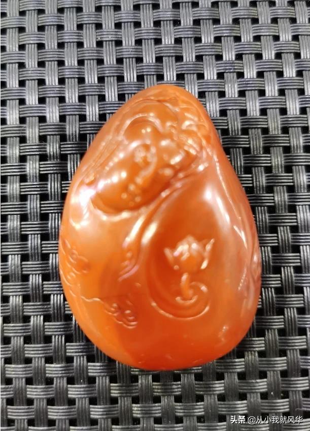 白色不透明是什么玉,南红不透光是假的吗？为什么？