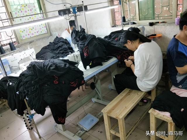 不愁销路的小型加工厂:在农村开服装加工厂行吗，我想做自产自销？
