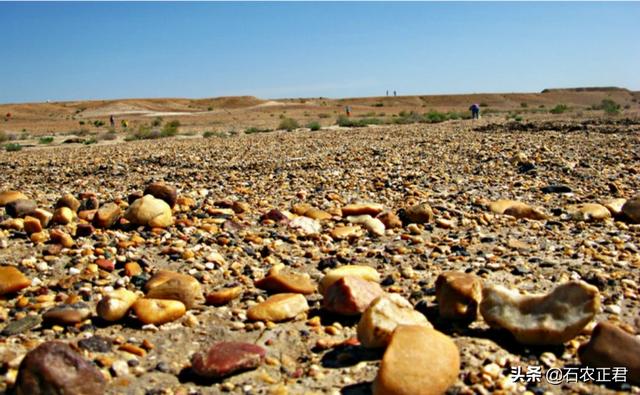 玉石是怎样自然形成的,戈壁滩上的玉石表面的黑皮怎样形成的？