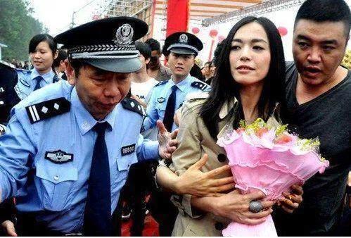 冯巩儿子:冯巩背孙子等公交，被网友认为很接地气，你怎么看明星出行方式？