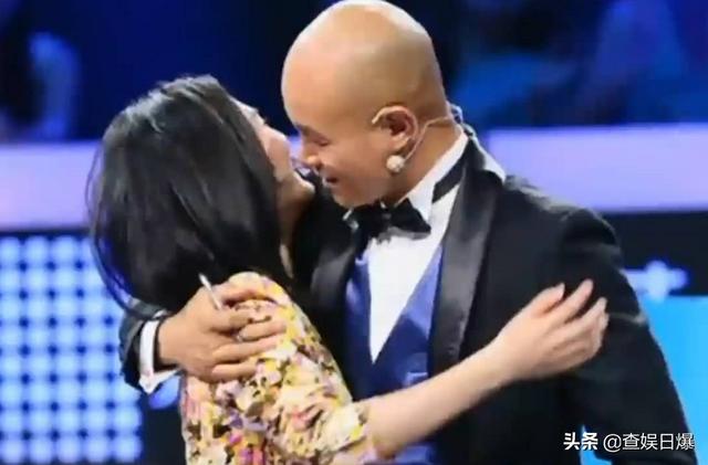 非诚勿扰乐嘉哭了:乐嘉主持口才能力这么好，为什么这几年不见他出来了？