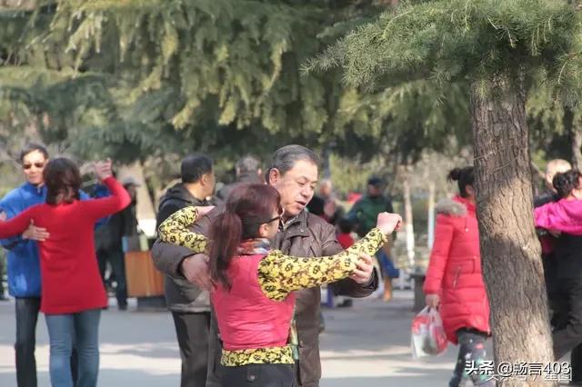 为何说老人不要去跳交谊舞，为什么说老头子最好不要去广场或者公园跳交际舞？