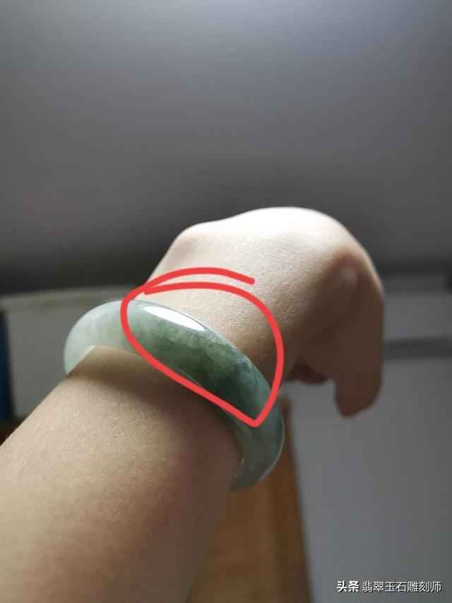 真玉镯断了是什么样的,这个玉镯是断裂纹还是絮？是真的吗？