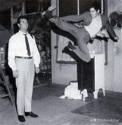 精武门李小龙:李小龙《精武门》中，双手各举一个日本人，没吊威亚，是真的吗？