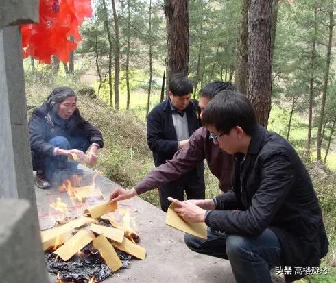 女儿上坟对谁不好:清明将至，有的地方不让家里的女人也跟着上坟，这有什么习俗吗