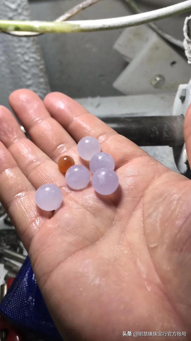 销售翡翠如何夸赞翡翠,为啥有人说玩翡翠时买者如鼠，卖者如虎？