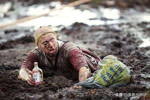 沼泽地的液体密度比水的密度大,但是人在沼泽地中挣扎会下陷,在游泳池