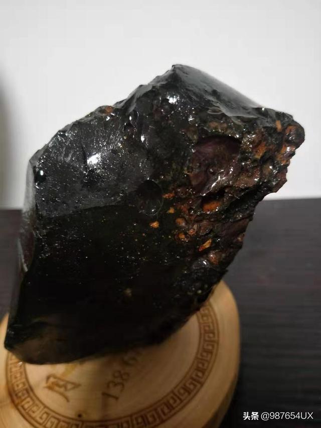 玻璃陨石有几种颜色通常所说的母石你见过吗