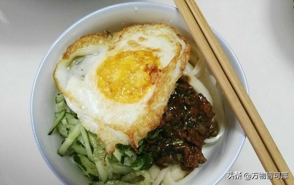柳岩化身美厨娘:亲们，蜗居在家都制作出了哪些美食呢配图求分享，我也想尝尝