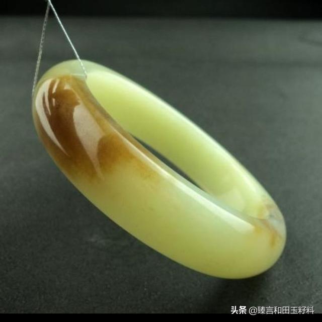 玉镯红色的好还是绿色的好,买玉手镯好，还是买黄金手镯好？