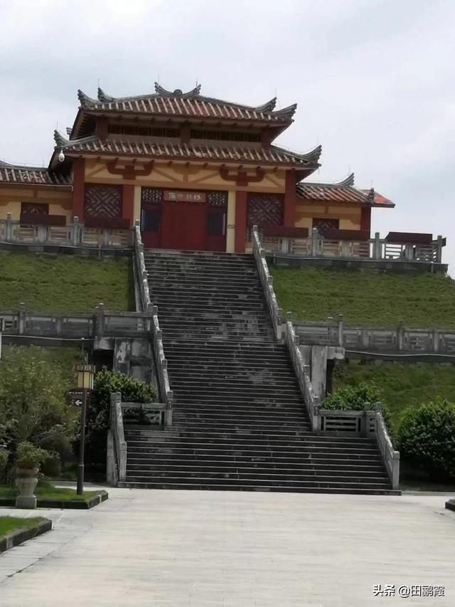 废弃的城堡:您去过哪些地方旅游敢晒出您拍的景观或个人照片吗