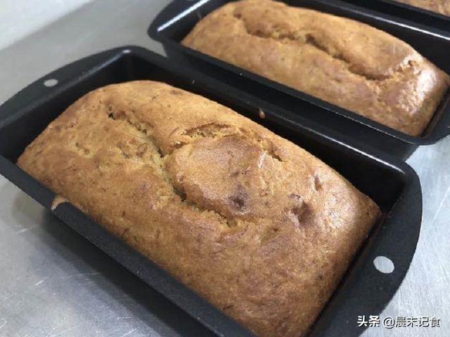香蕉小狗造型做法大全:香蕉动物造型做法大全 香蕉煎饼怎样做的，跟非洲甩饼一样吗？