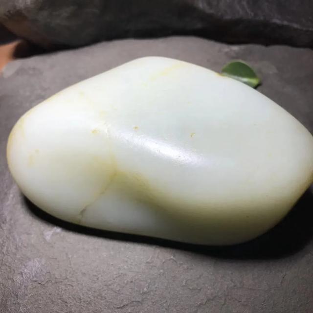 手镯 贵妃 正圈 圆条,雕一个玉镯需多少斤的料？注意什么？