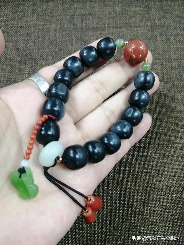 和田墨玉图片,这是什么玉？和田玉墨玉吗？