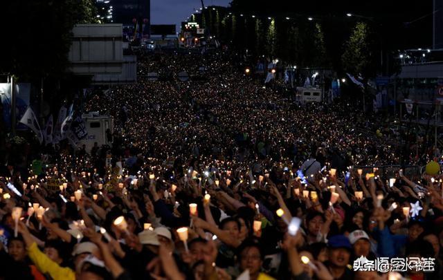 如何看待300万韩国民众参加游行,要求文在寅下台？