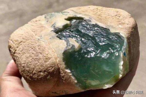 手电筒翡翠鉴别最直接方法,照玉石手电筒如何鉴定是否玉石？