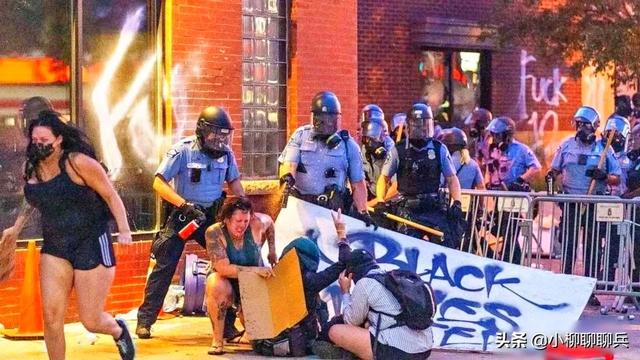 凯莉埃尔兰:跪杀黑人的警察妻子坚称丈夫是个绅士，你相信吗？