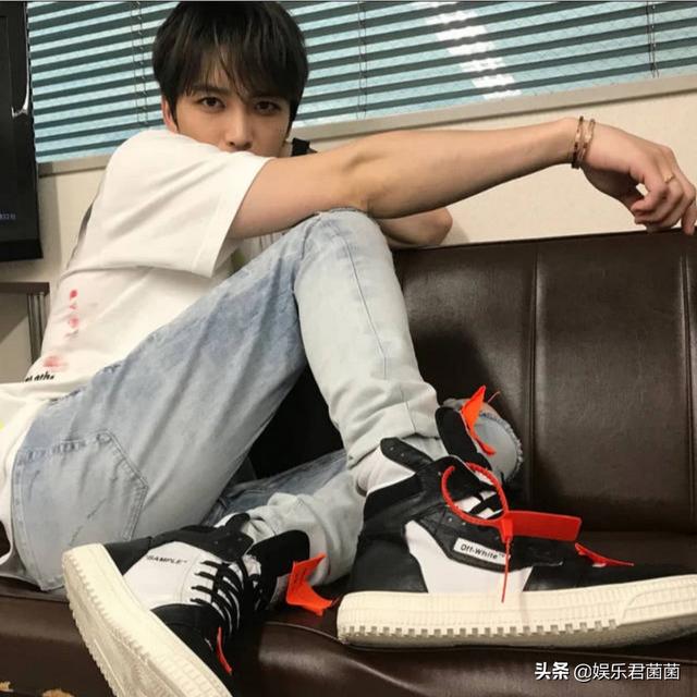 为什么有些明星鞋上的标签不剪掉？