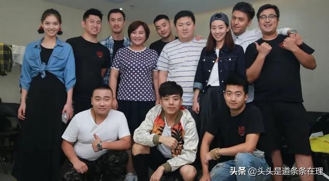 贾玲的儿子老公是谁:为什么电影《你好，李焕英》中贾玲对父亲的形象轻描淡写？